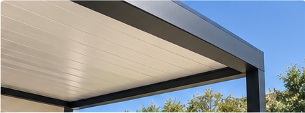 Referencia visual de cubierta de pérgola con panel sándwich